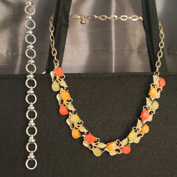 Vintage Leaf & Lucite/Thermoset Necklace - Picture 2 of 4